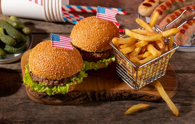 Foto gratuita deliziosi hamburger per la festa del lavoro degli stati uniti