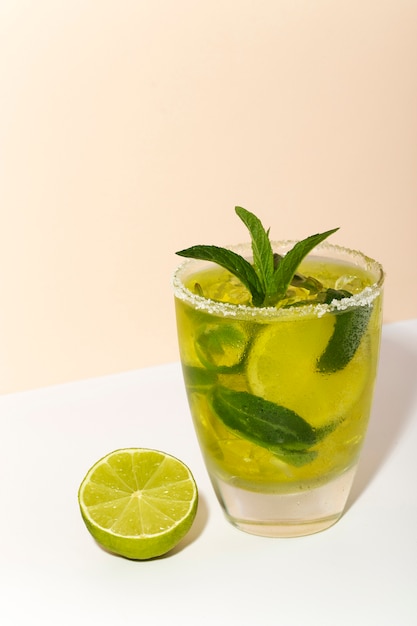 Delizioso cocktail di caipirinha con menta ad angolo alto