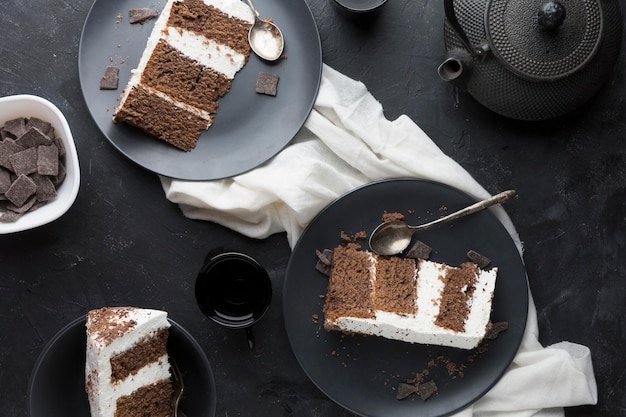 ブラックプレートの上面においしいケーキ