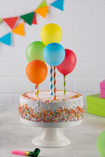 Foto gratuita torta buonissima e palloncini colorati