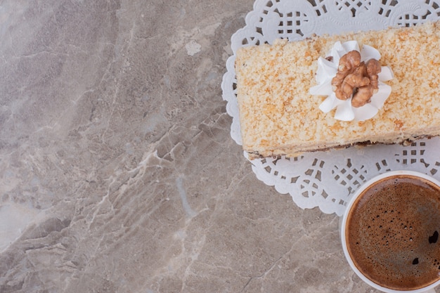 大理石の表面に美味しいケーキとコーヒー。