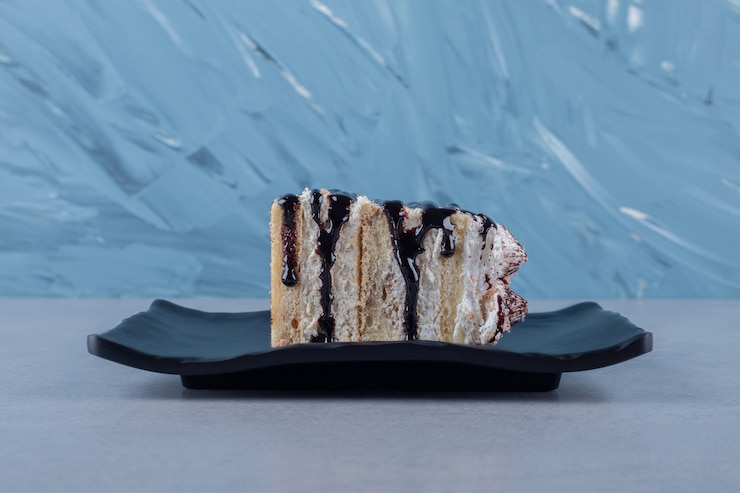 मुफ़्त फोटो delicious cake slice with chocolate sauce