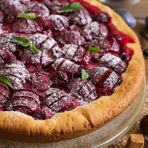 Foto gratuita deliziosa torta con prugne fresche e lamponi