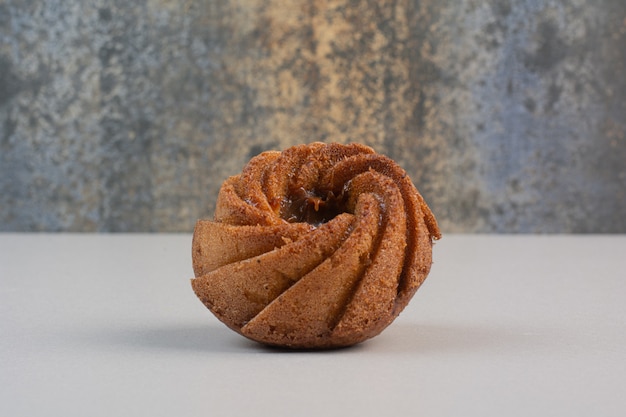 Deliziosa torta con marmellata sul tavolo bianco.