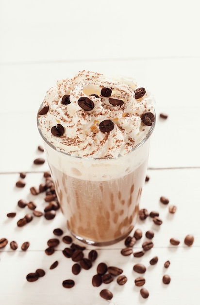 Бесплатное фото Вкусный кофе со взбитыми сливками
