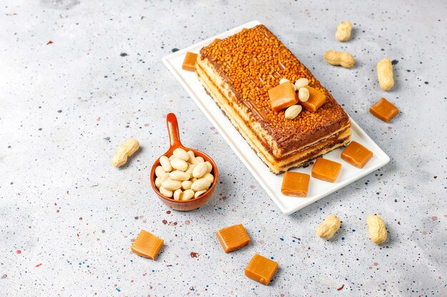 Вкусный карамельно-арахисовый торт с арахисом и карамельными конфетами, вид сверху