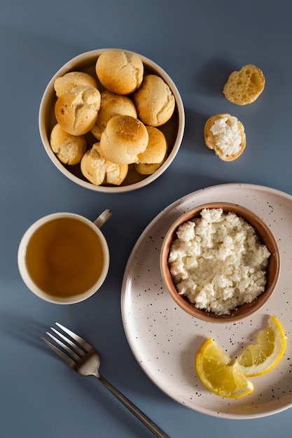 Free photo delicious cheese bread arrangement