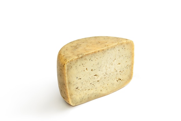 おいしいチーズは白で孤立してクローズアップ。