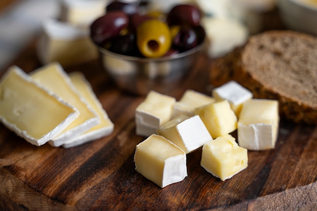 Foto gratuita delizioso assortimento di formaggi e olive