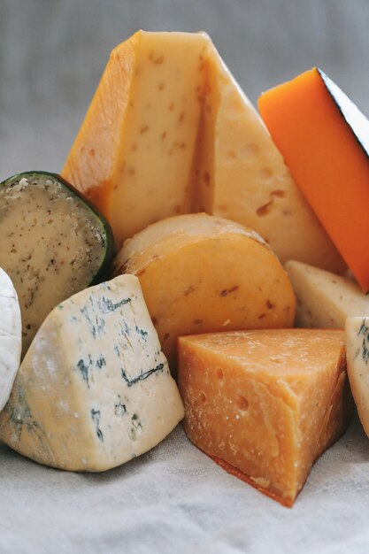 テーブルの上のおいしいチーズ