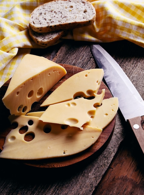 木の板に美味しいチーズ