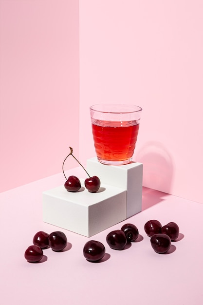 Delizioso succo di ciliegia con sfondo rosa