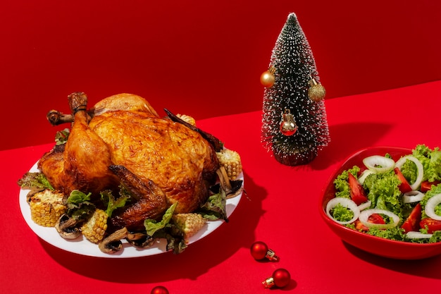 Foto gratuita deliziosa disposizione di pollo e insalata