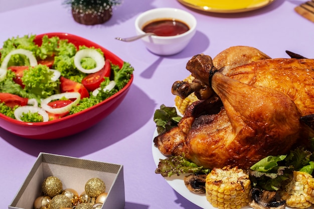 Free photo delicious chicken and salad assortment