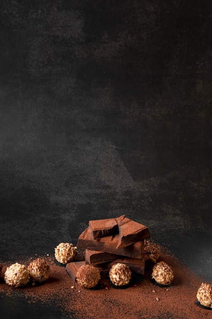 Foto gratuita deliziosa disposizione al cioccolato con spazio di copia