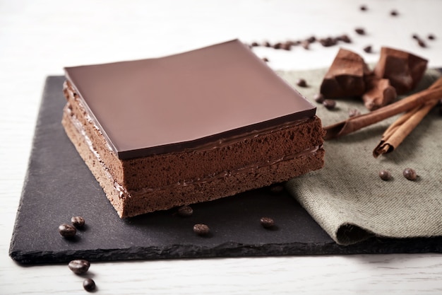 Вкусный шоколадный торт на разделочной доске крупным планом