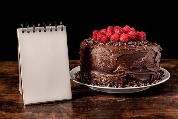 Foto gratuita deliziosa torta al cioccolato con copia spazio