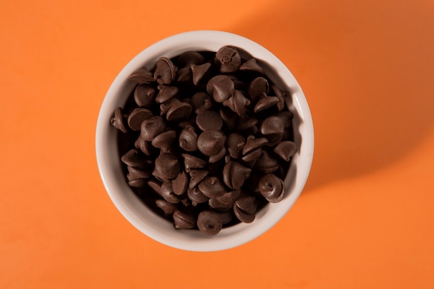 Free photo delicious chocolate chips in bowl top view