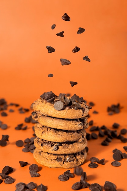 Free photo delicious chocolate chips still life