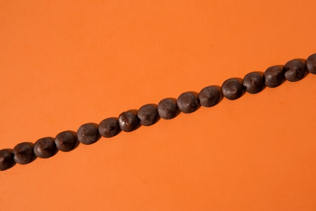Вкусные шоколадные чипсы по прямой линии