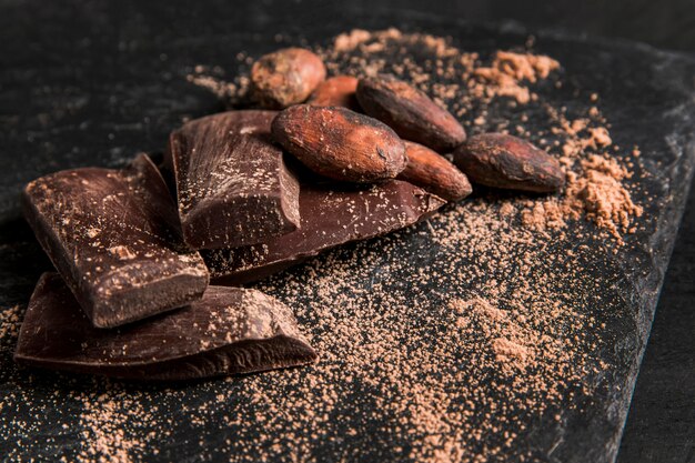 어두운 천으로 맛있는 초콜릿 구성