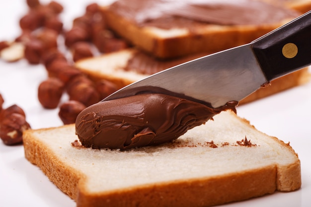 Foto gratuita deliziosa crema al cioccolato con toast