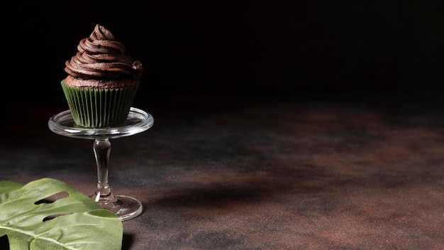 Foto gratuita delizioso cupcake al cioccolato con copia spazio