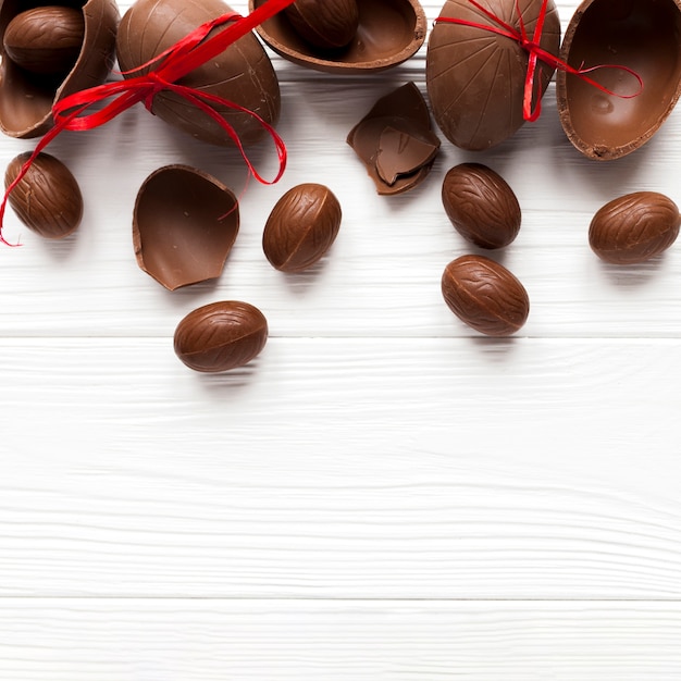 Foto gratuita deliziose uova di cioccolato