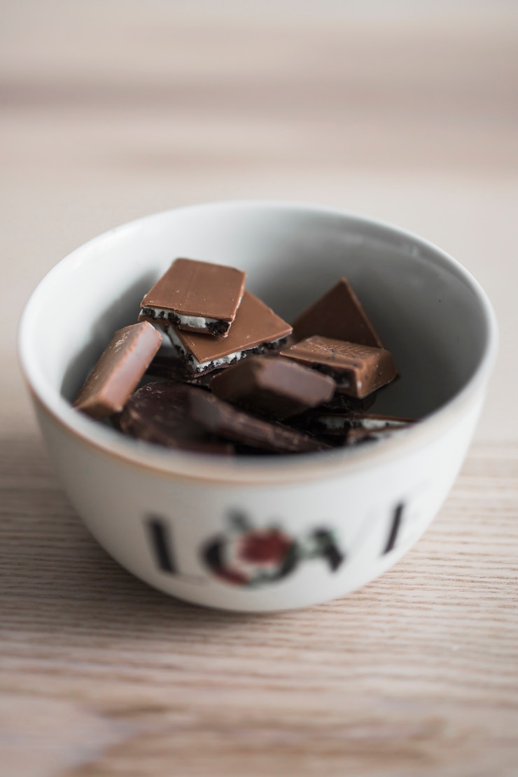 無料Photo 木製の机の上のボールでおいしいチョコレートの部分