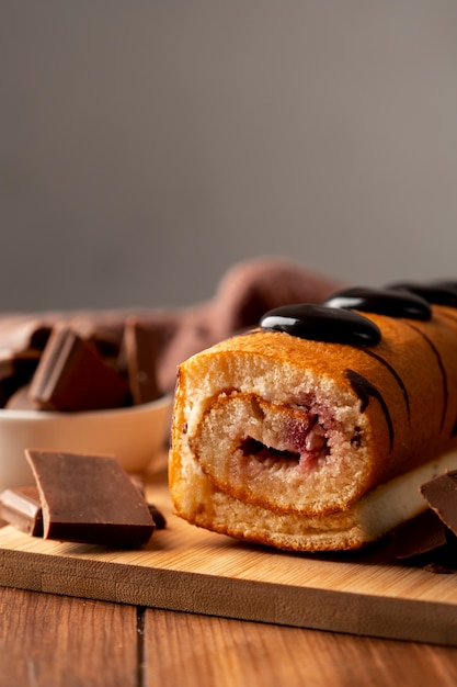 Free photo delicious chocolate roll arrangement