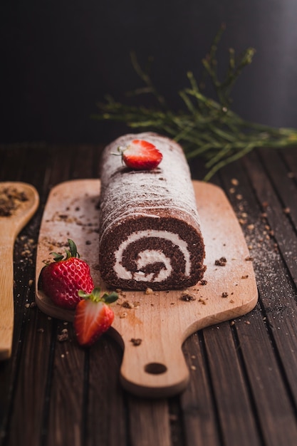 Foto gratuita delizioso rotolo di cioccolato con zucchero a velo