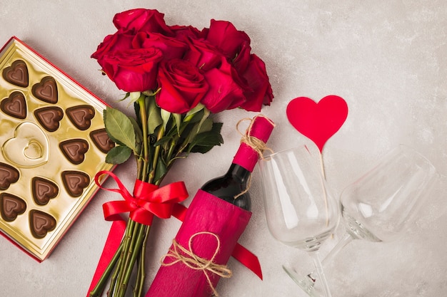 Free photo delicious chocolate wine and bouquet of roses