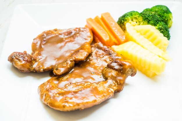 肉汁とチップを搭載したおいしいチョップ
