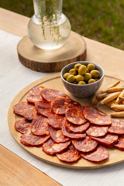 Free photo delicious chorizo sliced on a plate