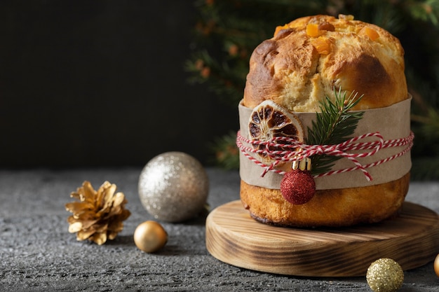 Бесплатное фото Вкусный рождественский панеттоне и украшения