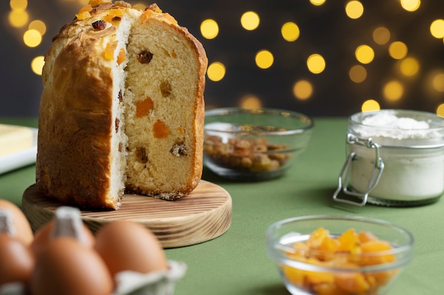 Foto gratuita delizioso panettone natalizio