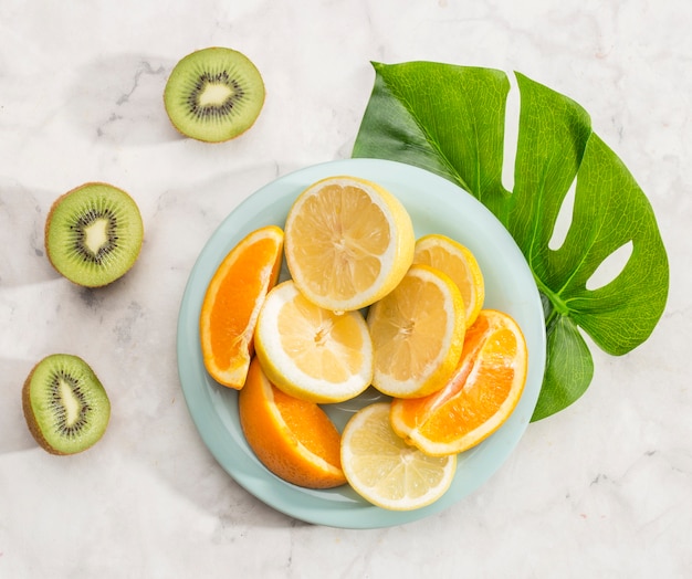 Free photo delicious citrus fruit in a bowl