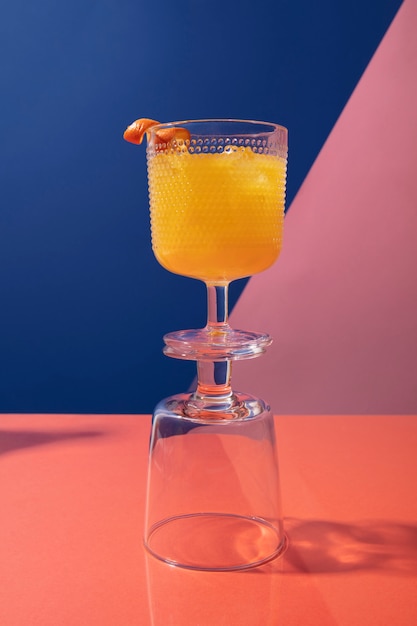 Вкусный коктейль с апельсином на стекле