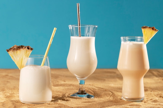 Foto gratuita deliziosi cocktail sulla disposizione della spiaggia