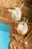 Бесплатное фото Вкусные коктейли на пляже