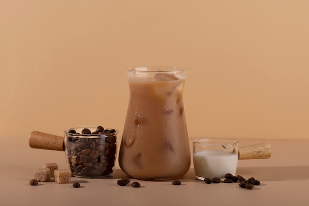Бесплатное фото Вкусная кофейная чашка и ассортимент кубиков сахара