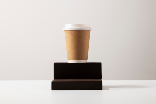 Вкусная чашка кофе на белом фоне