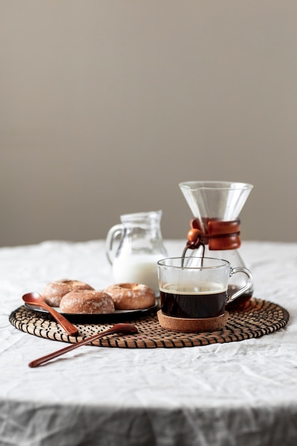 Foto gratuita delizioso caffè con pasticcini pronti per essere serviti