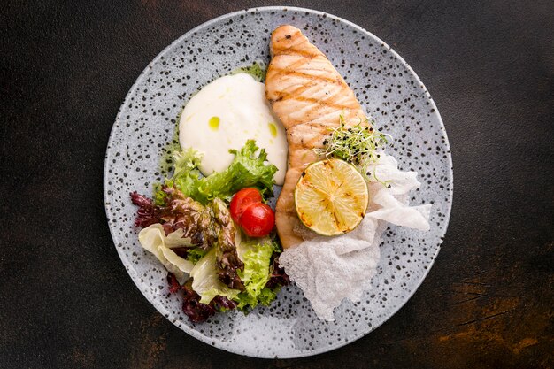 Вид сверху вкусной приготовленной рыбной муки