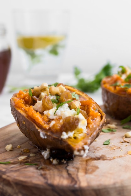 Patate cucinate deliziose sul bordo di legno