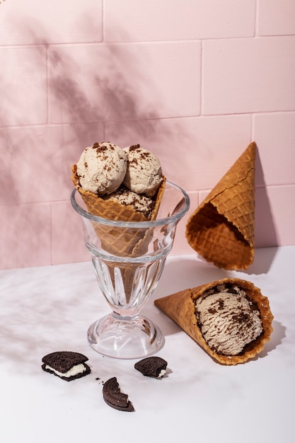 Foto gratuita deliziosi biscotti e gelato