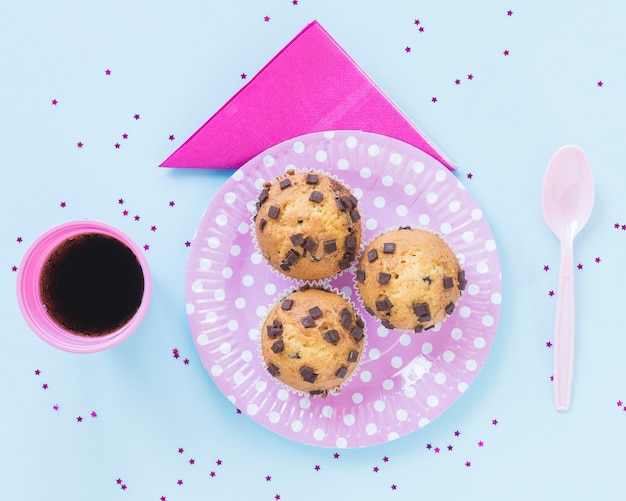Бесплатное фото Вкусные печенья на розовой тарелке