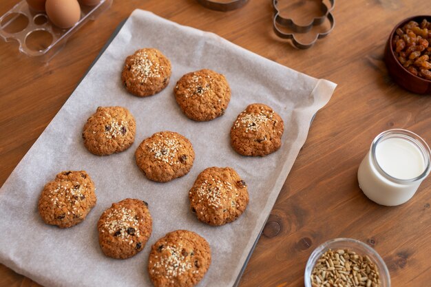 Foto gratuita deliziosi biscotti sul vassoio a casa