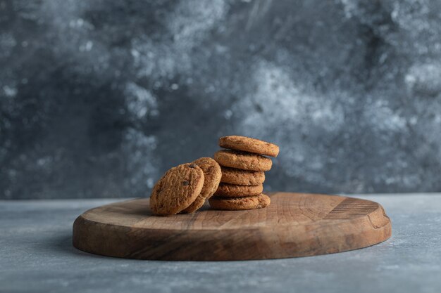 Delicious cookies with chocolate on a gray background. 