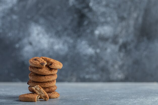 Delicious cookies with chocolate on a gray background. 